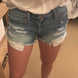 LIGHT WASH DENIM SHORTS